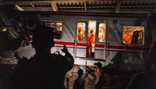 Tim penyelamat bekerja di lokasi terjadinya tabrakan kecelakaan Kereta Api Jarak Jauh (KAJJ) Argo Bromo Anggrek dengan Kereta Rel Listrik (KRL) Commuter Line di Stasiun Bekasi Timur, Jawa Barat, pada Selasa 28 April 2026 dini hari. Foto: Ist.