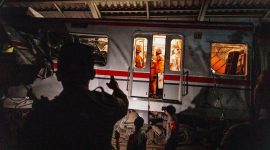 Tim penyelamat bekerja di lokasi terjadinya tabrakan kecelakaan Kereta Api Jarak Jauh (KAJJ) Argo Bromo Anggrek dengan Kereta Rel Listrik (KRL) Commuter Line di Stasiun Bekasi Timur, Jawa Barat, pada Selasa 28 April 2026 dini hari. Foto: Ist.