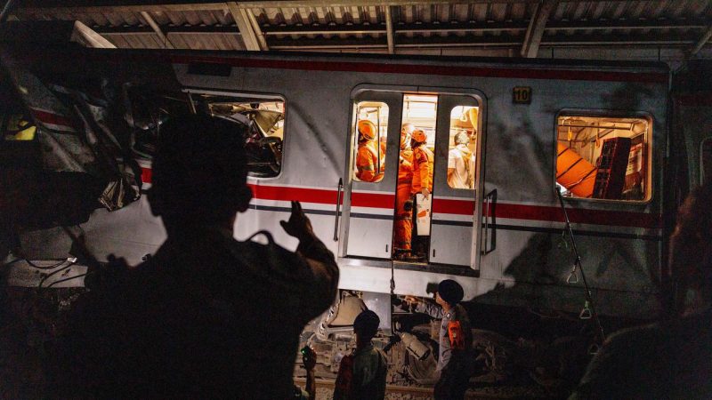 Tim penyelamat bekerja di lokasi terjadinya tabrakan kecelakaan Kereta Api Jarak Jauh (KAJJ) Argo Bromo Anggrek dengan Kereta Rel Listrik (KRL) Commuter Line di Stasiun Bekasi Timur, Jawa Barat, pada Selasa 28 April 2026 dini hari. Foto: Ist.