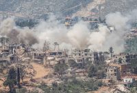 Asap mengepul setelah ledakan di Lebanon selatan dekat perbatasan seperti terlihat dari Upper Galilee, Israel Utara pada Senin 27 April 2026. Foto: Ist.