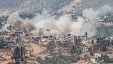 Asap mengepul setelah ledakan di Lebanon selatan dekat perbatasan seperti terlihat dari Upper Galilee, Israel Utara pada Senin 27 April 2026. Foto: Ist.