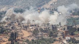 Asap mengepul setelah ledakan di Lebanon selatan dekat perbatasan seperti terlihat dari Upper Galilee, Israel Utara pada Senin 27 April 2026. Foto: Ist.