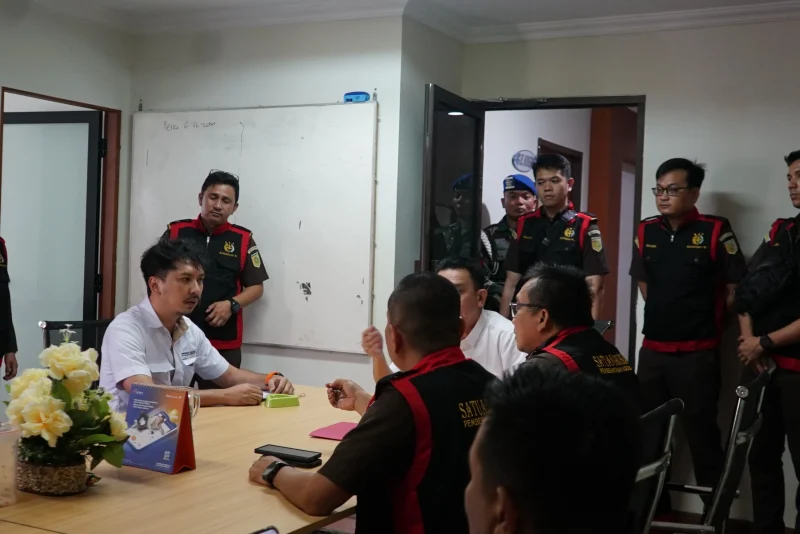 Tim penyidik Kejaksaan Tinggi Sumatera Utara (Kejati Sumut) melakukan penggeledahan pada Kantor Satuan Kerja (satker) Sumatera II Perumahan dan Kawasan Permukiman (PKP) Sumatera II, di Jalan Gunung Krakatau Medan, Senin (27/4/2026).