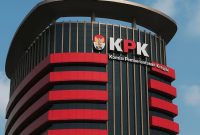 KPK mengumumkan menghentikan penyidikan kasus dugaan korupsi kerja sama pengolahan anoda logam antara Antam dan Loco Montrado dengan tersangka Siman Bahar. Foto: Ist.