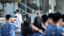 Wagub Surya Pimpin Upacara Hari Otonomi Daerah ke-30 yang diselenggarakan di Halaman Kantor Gubernur Sumut, Jalan Pangeran Diponegoro Nomor 30 Medan, Senin (27/4/2026). Foto: Ist.