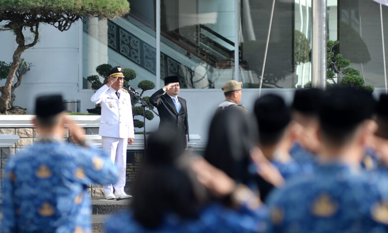 Wagub Surya Pimpin Upacara Hari Otonomi Daerah ke-30 yang diselenggarakan di Halaman Kantor Gubernur Sumut, Jalan Pangeran Diponegoro Nomor 30 Medan, Senin (27/4/2026). Foto: Ist.