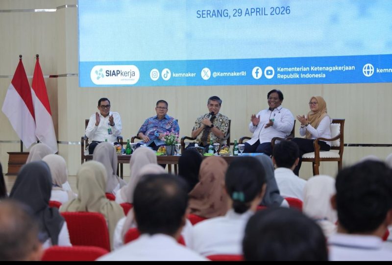 Menteri Ketenagakerjaan Yassierli (tengah) dalam kegiatan Pelatihan Vokasi Nasional (PVN) Batch I Tahun 2026 di Balai Besar Pelatihan Vokasi dan Produktivitas (BBPVP) Serang, Banten, Rabu (29/4/2026). Dalam kesempatan tersebut, Menaker menekankan pentingnya penguatan pelatihan vokasi yang selaras dengan kebutuhan industri guna meningkatkan penyerapan tenaga kerja. Foto: Ist.