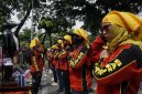 Foto: Suasana aksi unjuk rasa yang dilakukan oleh elemen buruh, terlihat para peserta mengenakan atribut khas serikat pekerja. Dalam peringatan May Day 2026, Konfederasi KASBI bersama Aliansi Gebrak berencana mengerahkan sekitar 10.000 massa untuk berunjuk rasa di depan Gedung DPR RI dengan sejumlah tuntutan perbaikan nasib kaum buruh.