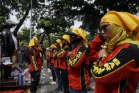 Foto: Suasana aksi unjuk rasa yang dilakukan oleh elemen buruh, terlihat para peserta mengenakan atribut khas serikat pekerja. Dalam peringatan May Day 2026, Konfederasi KASBI bersama Aliansi Gebrak berencana mengerahkan sekitar 10.000 massa untuk berunjuk rasa di depan Gedung DPR RI dengan sejumlah tuntutan perbaikan nasib kaum buruh.
