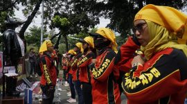Foto: Suasana aksi unjuk rasa yang dilakukan oleh elemen buruh, terlihat para peserta mengenakan atribut khas serikat pekerja. Dalam peringatan May Day 2026, Konfederasi KASBI bersama Aliansi Gebrak berencana mengerahkan sekitar 10.000 massa untuk berunjuk rasa di depan Gedung DPR RI dengan sejumlah tuntutan perbaikan nasib kaum buruh.