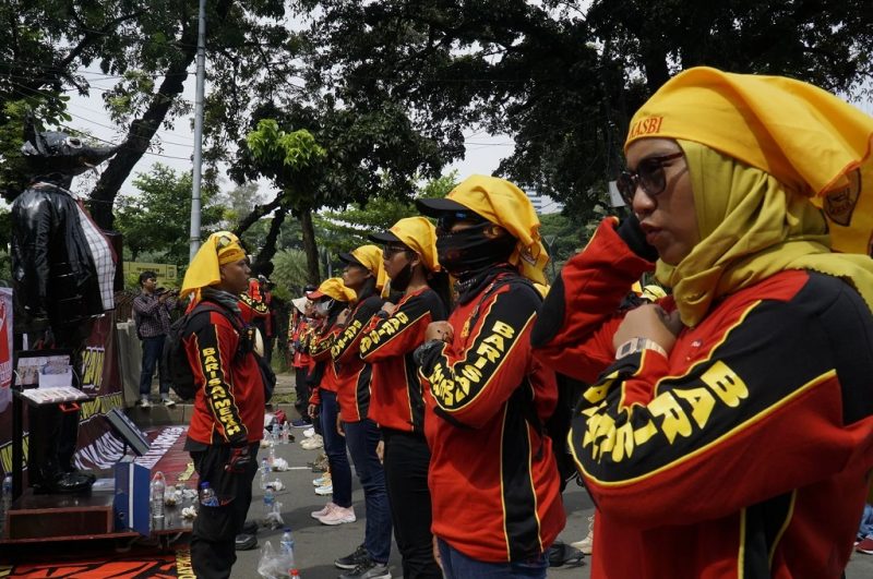 Foto: Suasana aksi unjuk rasa yang dilakukan oleh elemen buruh, terlihat para peserta mengenakan atribut khas serikat pekerja. Dalam peringatan May Day 2026, Konfederasi KASBI bersama Aliansi Gebrak berencana mengerahkan sekitar 10.000 massa untuk berunjuk rasa di depan Gedung DPR RI dengan sejumlah tuntutan perbaikan nasib kaum buruh.