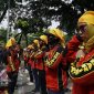 Foto: Suasana aksi unjuk rasa yang dilakukan oleh elemen buruh, terlihat para peserta mengenakan atribut khas serikat pekerja. Dalam peringatan May Day 2026, Konfederasi KASBI bersama Aliansi Gebrak berencana mengerahkan sekitar 10.000 massa untuk berunjuk rasa di depan Gedung DPR RI dengan sejumlah tuntutan perbaikan nasib kaum buruh.