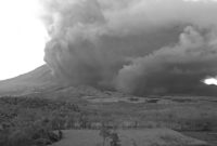 Peralatan pemantauan Gunung Semeru dicuri di Stasiun Kopirejo, menyebabkan gangguan sistem pengawasan. Penampakan saat Gunung Semeru meletus beberapa waktu lalu. Foto: Ist.