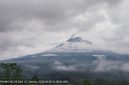 Foto: Gunung Semeru saat teramati mengeluarkan asap dan abu vulkanis pada Kamis, 30 April 2026. Gunung tertinggi di Pulau Jawa ini meletus pada pukul 15.47 WIB dengan tinggi kolom abu mencapai sekitar 500 meter di atas puncak dan berarah ke barat daya.