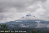 Foto: Gunung Semeru saat teramati mengeluarkan asap dan abu vulkanis pada Kamis, 30 April 2026. Gunung tertinggi di Pulau Jawa ini meletus pada pukul 15.47 WIB dengan tinggi kolom abu mencapai sekitar 500 meter di atas puncak dan berarah ke barat daya.