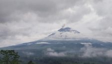 Foto: Gunung Semeru saat teramati mengeluarkan asap dan abu vulkanis pada Kamis, 30 April 2026. Gunung tertinggi di Pulau Jawa ini meletus pada pukul 15.47 WIB dengan tinggi kolom abu mencapai sekitar 500 meter di atas puncak dan berarah ke barat daya.