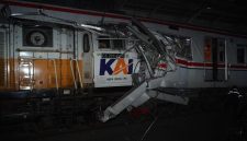Korban kecelakaan KA Anggrek tabrak KRL di Stasiun Bekasi Timur bertambah jadi 14 orang. Foto: Ist.
