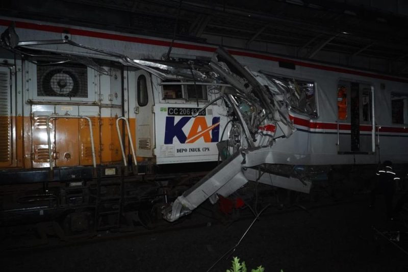 Korban kecelakaan KA Anggrek tabrak KRL di Stasiun Bekasi Timur bertambah jadi 14 orang. Foto: Ist.