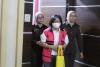 Foto: Tersangka berinisial ROZ, Kepala Dinas Kesehatan Kabupaten Nias, saat dalam proses pengamanan dan penahanan oleh pihak kejaksaan. Ia ditahan terkait dugaan korupsi proyek pembangunan RSU Kelas D Pratama yang bernilai mencapai Rp38,55 miliar.