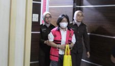 Foto: Tersangka berinisial ROZ, Kepala Dinas Kesehatan Kabupaten Nias, saat dalam proses pengamanan dan penahanan oleh pihak kejaksaan. Ia ditahan terkait dugaan korupsi proyek pembangunan RSU Kelas D Pratama yang bernilai mencapai Rp38,55 miliar.