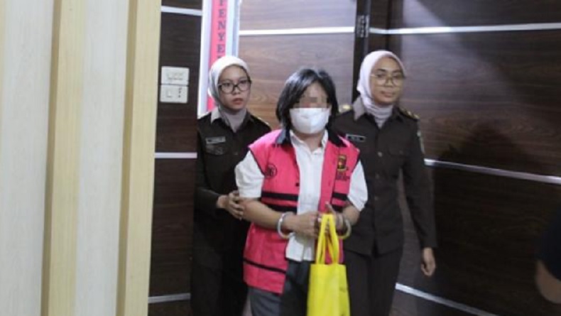 Foto: Tersangka berinisial ROZ, Kepala Dinas Kesehatan Kabupaten Nias, saat dalam proses pengamanan dan penahanan oleh pihak kejaksaan. Ia ditahan terkait dugaan korupsi proyek pembangunan RSU Kelas D Pratama yang bernilai mencapai Rp38,55 miliar.