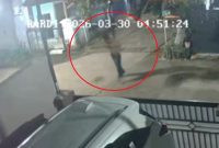 Tri Wibowo (54) usai disiram air keras di Perumahan Bumi Sani, Kelurahan Setia Mekar, Kabupaten Bekasi pada Senin (30/3/2026). Foto: Ist.