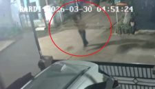 Tri Wibowo (54) usai disiram air keras di Perumahan Bumi Sani, Kelurahan Setia Mekar, Kabupaten Bekasi pada Senin (30/3/2026). Foto: Ist.