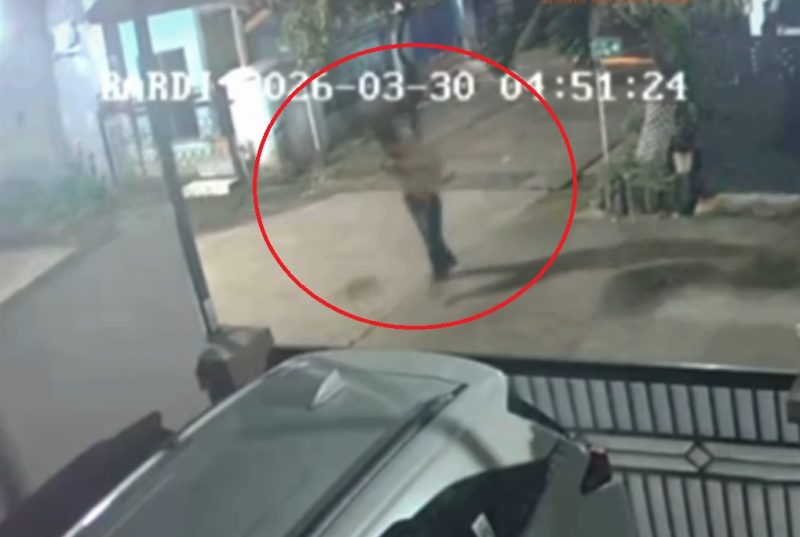 Tri Wibowo (54) usai disiram air keras di Perumahan Bumi Sani, Kelurahan Setia Mekar, Kabupaten Bekasi pada Senin (30/3/2026). Foto: Ist.