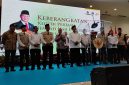 Menhaj Mochamad Irfan Yusuf (Gus Irfan) bersama Wakil Ketua DPR Sufmi Dasco Ahmad melepas keberangkatan calon jemaah haji. Foto: Ist.