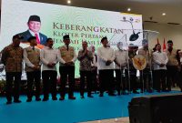 Menhaj Mochamad Irfan Yusuf (Gus Irfan) bersama Wakil Ketua DPR Sufmi Dasco Ahmad melepas keberangkatan calon jemaah haji. Foto: Ist.