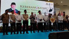 Menhaj Mochamad Irfan Yusuf (Gus Irfan) bersama Wakil Ketua DPR Sufmi Dasco Ahmad melepas keberangkatan calon jemaah haji. Foto: Ist.