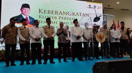 Menhaj Mochamad Irfan Yusuf (Gus Irfan) bersama Wakil Ketua DPR Sufmi Dasco Ahmad melepas keberangkatan calon jemaah haji. Foto: Ist.