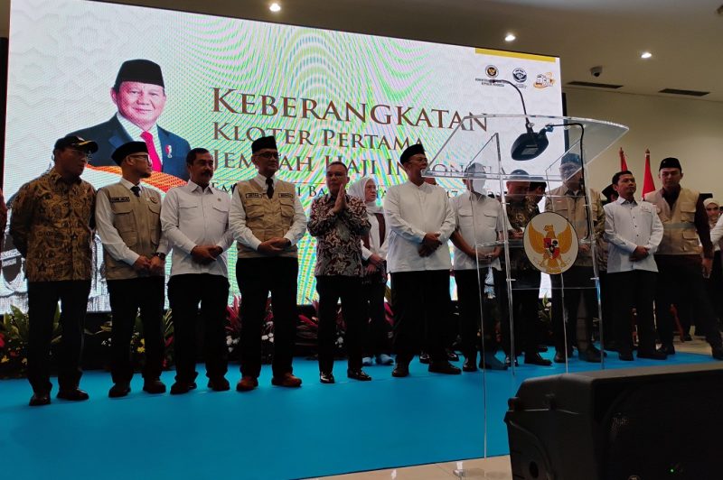 Menhaj Mochamad Irfan Yusuf (Gus Irfan) bersama Wakil Ketua DPR Sufmi Dasco Ahmad melepas keberangkatan calon jemaah haji. Foto: Ist.
