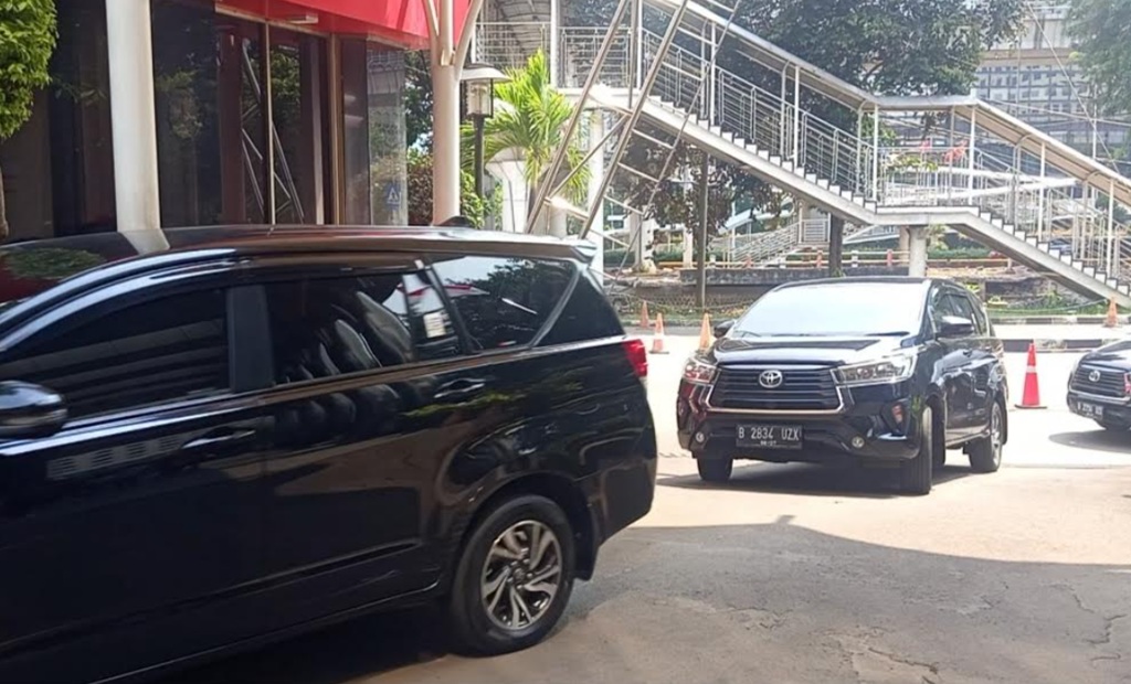 mobil_bawa_ott_kpk 13 Orang