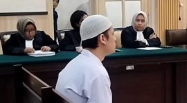 Alvi Maulana, pemutilasi jasad pacar hingga 600 bagian divonis hukuman penjara seumur hidup oleh hakim Pengadilan Negeri Mojokerto, Senin (27/4/2026). Foto: Ist.