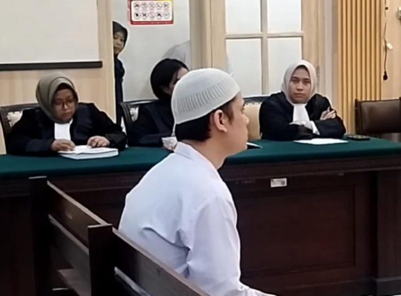 Alvi Maulana, pemutilasi jasad pacar hingga 600 bagian divonis hukuman penjara seumur hidup oleh hakim Pengadilan Negeri Mojokerto, Senin (27/4/2026). Foto: Ist.