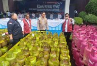 Foto: Pihak kepolisian saat memamerkan barang bukti berupa ratusan tabung LPG dan sejumlah BBM subsidi yang berhasil disita dalam operasi penindakan kasus penyalahgunaan energi di wilayah Jawa Timur. Total kerugian negara akibat praktik ilegal ini diperkirakan mencapai Rp7,5 miliar.