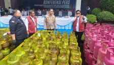 Foto: Pihak kepolisian saat memamerkan barang bukti berupa ratusan tabung LPG dan sejumlah BBM subsidi yang berhasil disita dalam operasi penindakan kasus penyalahgunaan energi di wilayah Jawa Timur. Total kerugian negara akibat praktik ilegal ini diperkirakan mencapai Rp7,5 miliar.