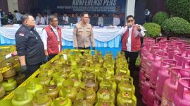Foto: Pihak kepolisian saat memamerkan barang bukti berupa ratusan tabung LPG dan sejumlah BBM subsidi yang berhasil disita dalam operasi penindakan kasus penyalahgunaan energi di wilayah Jawa Timur. Total kerugian negara akibat praktik ilegal ini diperkirakan mencapai Rp7,5 miliar.