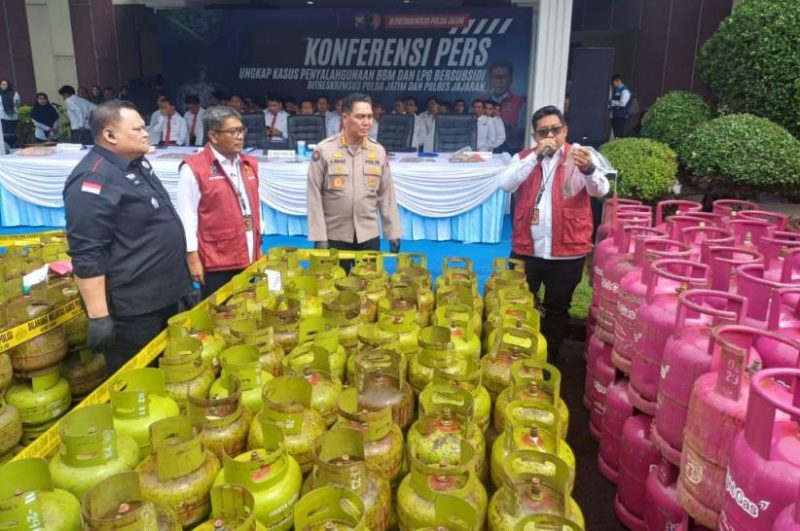 Foto: Pihak kepolisian saat memamerkan barang bukti berupa ratusan tabung LPG dan sejumlah BBM subsidi yang berhasil disita dalam operasi penindakan kasus penyalahgunaan energi di wilayah Jawa Timur. Total kerugian negara akibat praktik ilegal ini diperkirakan mencapai Rp7,5 miliar.