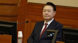 Mantan Presiden Korsel Yoon Suk Yeol saat menjalani persidangan. Foto: Ist.