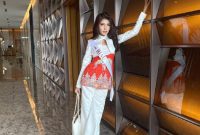 Foto: Jeni Rahmadial Fitri saat masih menyandang gelar Puteri Indonesia Riau 2024. Pihak Yayasan Puteri Indonesia akhirnya mengambil langkah tegas mencabut gelar tersebut setelah terbukti sang pemenang memalsukan identitas dan mengaku sebagai dokter tanpa memiliki kualifikasi medis yang sah.