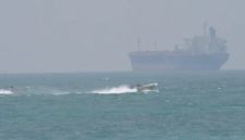 Ilustrasi 2 kapal tanker Iran lolos dari hadangan kapal perang AS, keluar dari Selat Hormuz. Foto: Ist.