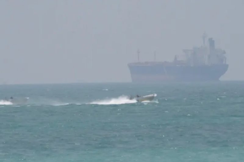 Ilustrasi 2 kapal tanker Iran lolos dari hadangan kapal perang AS, keluar dari Selat Hormuz. Foto: Ist.