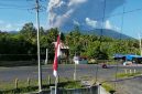 Gunung Dukono di Kabupaten Halmahera Utara, Maluku Utara, yang memuntahkan kolom abu vulkanis tinggi ke langit saat erupsi terjadi pada Jumat (8/5/2026). Peristiwa ini merenggut nyawa tiga pendaki — dua warga Singapura dan satu warga Ternate — sementara aktivitas gunung yang masih berlangsung membuat evakuasi jenazah belum bisa dilakukan sepenuhnya. Foto: Ist.