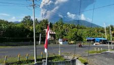 Gunung Dukono di Kabupaten Halmahera Utara, Maluku Utara, yang memuntahkan kolom abu vulkanis tinggi ke langit saat erupsi terjadi pada Jumat (8/5/2026). Peristiwa ini merenggut nyawa tiga pendaki — dua warga Singapura dan satu warga Ternate — sementara aktivitas gunung yang masih berlangsung membuat evakuasi jenazah belum bisa dilakukan sepenuhnya. Foto: Ist.
