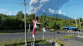 Gunung Dukono di Kabupaten Halmahera Utara, Maluku Utara, yang memuntahkan kolom abu vulkanis tinggi ke langit saat erupsi terjadi pada Jumat (8/5/2026). Peristiwa ini merenggut nyawa tiga pendaki — dua warga Singapura dan satu warga Ternate — sementara aktivitas gunung yang masih berlangsung membuat evakuasi jenazah belum bisa dilakukan sepenuhnya. Foto: Ist.