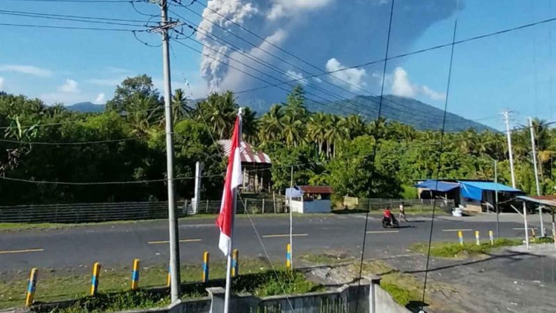 Gunung Dukono di Kabupaten Halmahera Utara, Maluku Utara, yang memuntahkan kolom abu vulkanis tinggi ke langit saat erupsi terjadi pada Jumat (8/5/2026). Peristiwa ini merenggut nyawa tiga pendaki — dua warga Singapura dan satu warga Ternate — sementara aktivitas gunung yang masih berlangsung membuat evakuasi jenazah belum bisa dilakukan sepenuhnya. Foto: Ist.