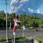 Gunung Dukono di Kabupaten Halmahera Utara, Maluku Utara, yang memuntahkan kolom abu vulkanis tinggi ke langit saat erupsi terjadi pada Jumat (8/5/2026). Peristiwa ini merenggut nyawa tiga pendaki — dua warga Singapura dan satu warga Ternate — sementara aktivitas gunung yang masih berlangsung membuat evakuasi jenazah belum bisa dilakukan sepenuhnya. Foto: Ist.