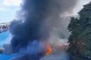 Kepulan asap hitam membumbung tinggi saat kebakaran melanda area belakang RSUD Syekh Yusuf, Kabupaten Gowa, Sulawesi Selatan, Jumat (29/5/2026). Insiden tersebut sempat memicu kepanikan pasien dan tenaga kesehatan sebelum api berhasil dikendalikan petugas pemadam kebakaran. Foto: Ist.